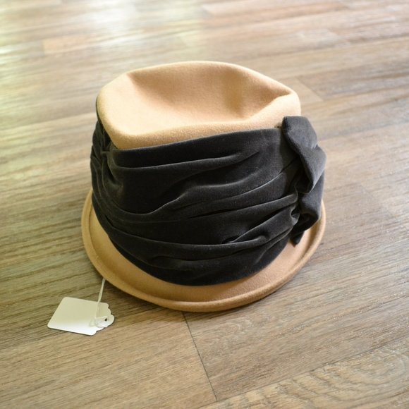 The J. Peterman Company Felt Ribbn Bow Felt Cloche - Picture 3 of 4